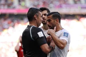 Ehsan Hajisafi of IR Iran argues a call with referee Mario Alberto Escobar Toca (Getty Images)