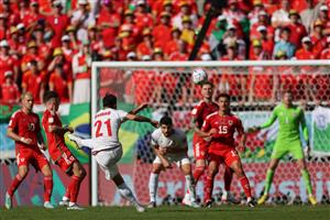 Iran midfielder Ahmad Noorollahi shoots (Getty Images)