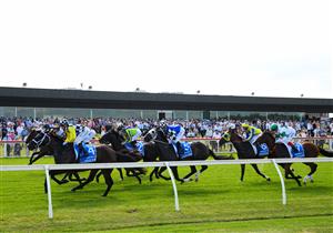 MELBOURNE, AUSTRALIA - DECEMBER 03: Damien Oliver riding Kissinger (2nd R) during first lap before winning Race 7, the Sportsbet Pakenham Cup, during Melbourne Racing at Pakenham Racecourse on December 03, 2022 in Melbourne, Australia. (Photo by Vince Caligiuri/Getty Images)