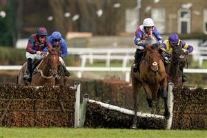 ESHER, ENGLAND - JANUARY 07: harry Cobden riding Tahmuras (white cap) clear the last to win The Unibet Tolworth Novices' Hurdle at Sandown Park on January 07, 2023 in Esher, England. (Photo by Alan Crowhurst/Getty Images)