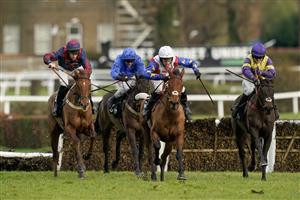 ESHER, ENGLAND - JANUARY 07: harry Cobden riding Tahmuras (white cap) clear the last to win The Unibet Tolworth Novices' Hurdle at Sandown Park on January 07, 2023 in Esher, England. (Photo by Alan Crowhurst/Getty Images)