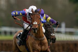 ESHER, ENGLAND - JANUARY 07: harry Cobden riding Tahmuras (white cap) clear the last to win The Unibet Tolworth Novices' Hurdle at Sandown Park on January 07, 2023 in Esher, England. (Photo by Alan Crowhurst/Getty Images)