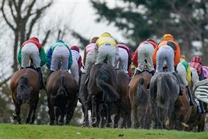 ESHER, ENGLAND - MARCH 11: A general view as runners turn down the side of the track during The European Breeders' Fund Betfair 'National Hunt' Novices' Handicap Hurdle Final at Sandown Park on March 11, 2023 in Esher, England. (Photo by Alan Crowhurst/Getty Images)