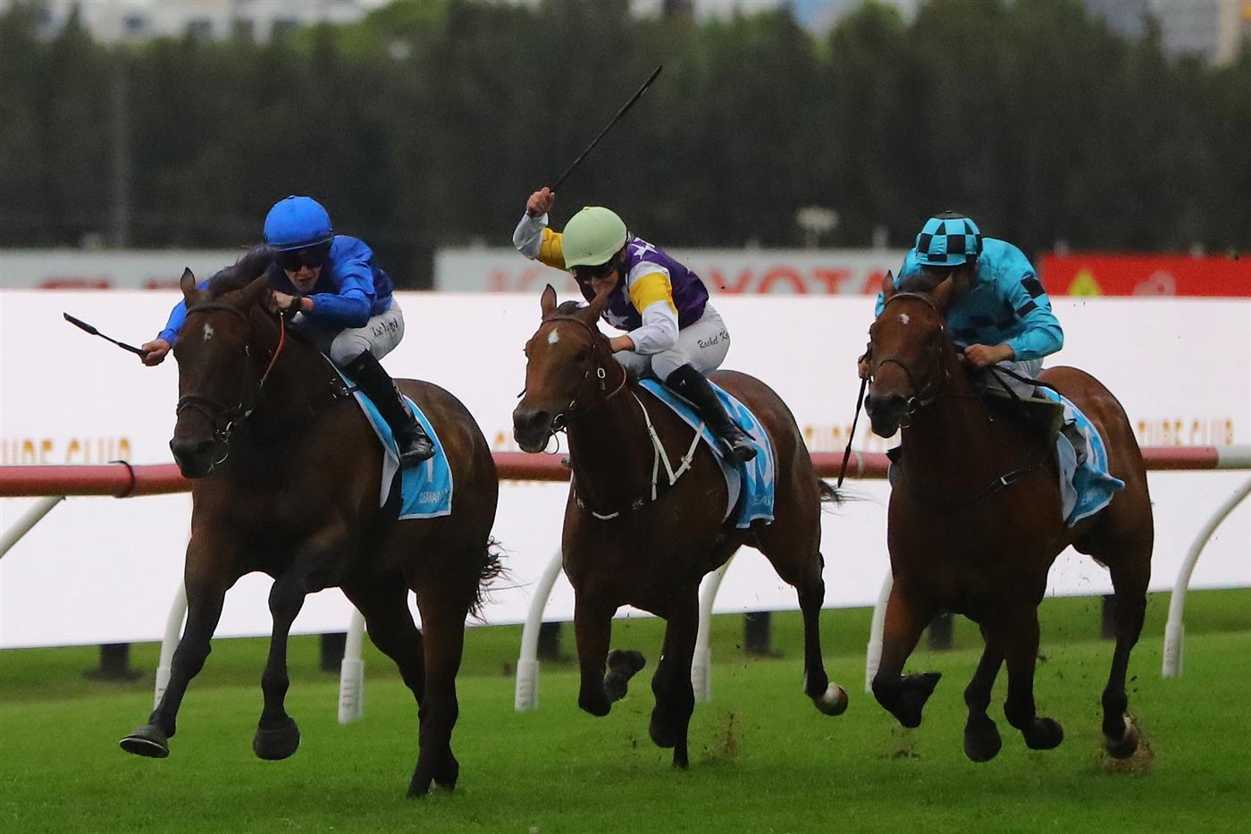 SYDNEY, AUSTRALIA - MARCH 25: Zac Lloyd riding Tamerlane wins Race 10 Cleanaway during Sydney Racing at Rosehill Gardens on March 25, 2023 in Sydney, Australia. (Photo by Jeremy Ng/Getty Images)