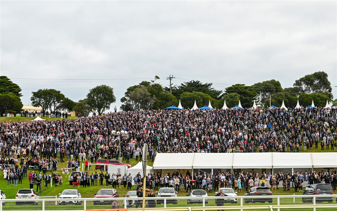 WARRNAMBOOL, AUSTRALIA - MAY 04: General view of the huge crowd on the famous hill before Chris McCarthy riding Rockstar Ronnie won Race 7, the Brandt Grand Annual Steeplechase, during Grand Annual Day at Warrnambool Racing Club on May 04, 2023 in Warrnambool, Australia. (Photo by Vince Caligiuri/Getty Images)