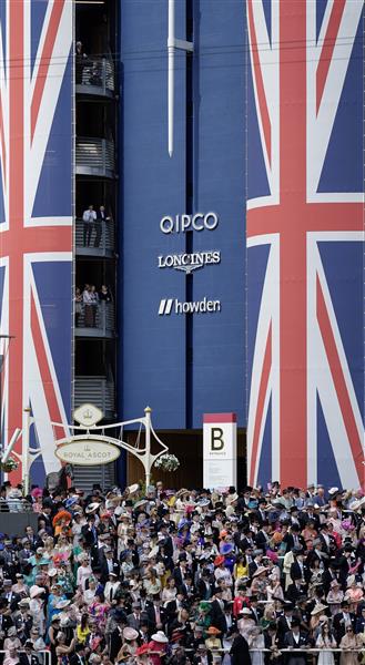 ASCOT, ENGLAND - JUNE 21: Racegoers wait for the royal procession to arrive on day two during Royal Ascot 2023 at Ascot Racecourse on June 21, 2023 in Ascot, England. (Photo by Alan Crowhurst/Getty Images for Ascot Racecourse)