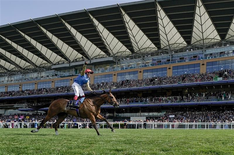 ASCOT, ENGLAND - JUNE 22: Frankie Dettori celebrates as he rides Courage Mon Ami to victory In The Gold Cup on day three during Royal Ascot 2023 at Ascot Racecourse on June 22, 2023 in Ascot, England. (Photo by Alan Crowhurst/Getty Images for Ascot Racecourse)