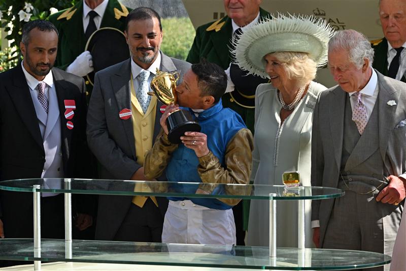 Jockey Frankie Dettori kisses the Gold Cup trophy at the presentation after his victory on Courage Mon Ami in the Ascot Gold Cup on the third day of the Royal Ascot horse racing meeting in Ascot, west of London, on June 22, 2023. (Photo by JUSTIN TALLIS / AFP) (Photo by JUSTIN TALLIS/AFP via Getty Images)