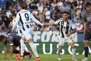 Dusan Vlahovic (L) and Nico Gonzalez of Juventus (Getty Images)