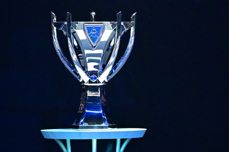 LoL Worlds 2023 trophy