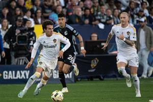 Riqui Puig (L) and Marco Reus of Los Angeles Galaxy (Getty Images)