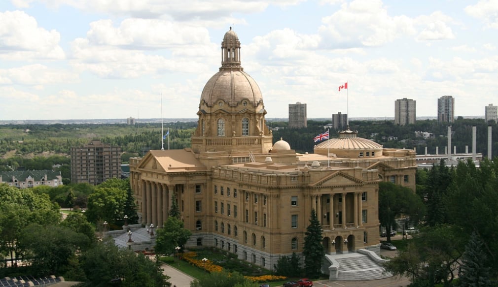 https://www.imageservera.com/cdn-cgi/image/format=webp/uploadedimages/202504/Apr11/CR_ORG_Albertas-Legislature-Grounds-11044967.jpg