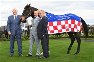 MELBOURNE, AUSTRALIA - SEPTEMBER 13: Melbourne Cup winners, jockey Glen Boss, trainer David Hall (L) and owner Tony Santic with champion mare Makybe Diva in the mounting yard before Race 8, the Crown Makybe Diva Stakes during Melbourne Racing at Flemington Racecourse on September 13, 2025 in Melbourne, Australia. (Photo by Vince Caligiuri/Getty Images)