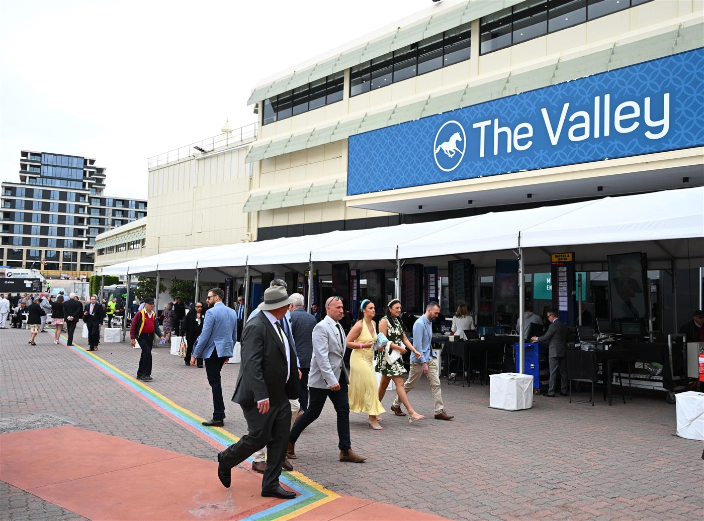 MELBOURNE, AUSTRALIA - OCTOBER 25: General view of crowds during Cox Plate Day at Moonee Valley Racecourse on October 25, 2025 in Melbourne, Australia. (Photo by Vince Caligiuri/Getty Images)