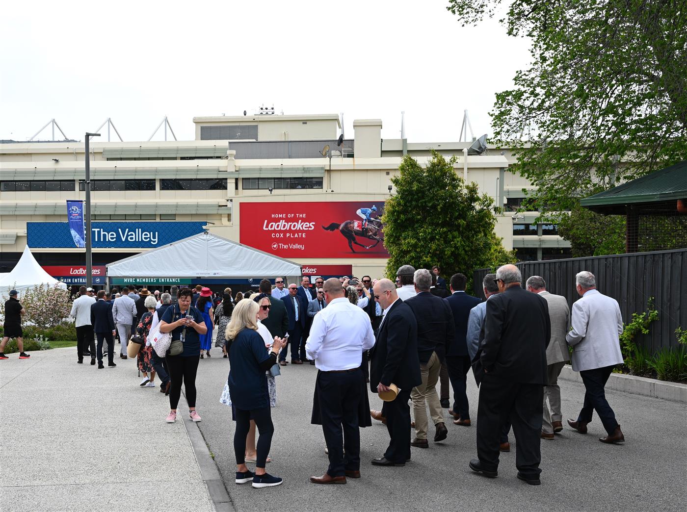 MELBOURNE, AUSTRALIA - OCTOBER 25: General view of crowds during Cox Plate Day at Moonee Valley Racecourse on October 25, 2025 in Melbourne, Australia. (Photo by Vince Caligiuri/Getty Images)
