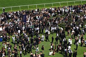 MELBOURNE, AUSTRALIA - NOVEMBER 01: A general view of crowds during Melbourne Racing at Flemington Racecourse on November 01, 2025 in Melbourne, Australia. (Photo by Morgan Hancock/Getty Images)
