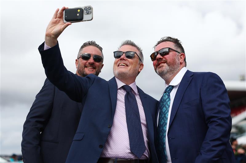 MELBOURNE, AUSTRALIA - NOVEMBER 04: Racegoers pose for a selfie during Melbourne Cup Day at Flemington Racecourse on November 04, 2025 in Melbourne, Australia. (Photo by Morgan Hancock/Getty Images)