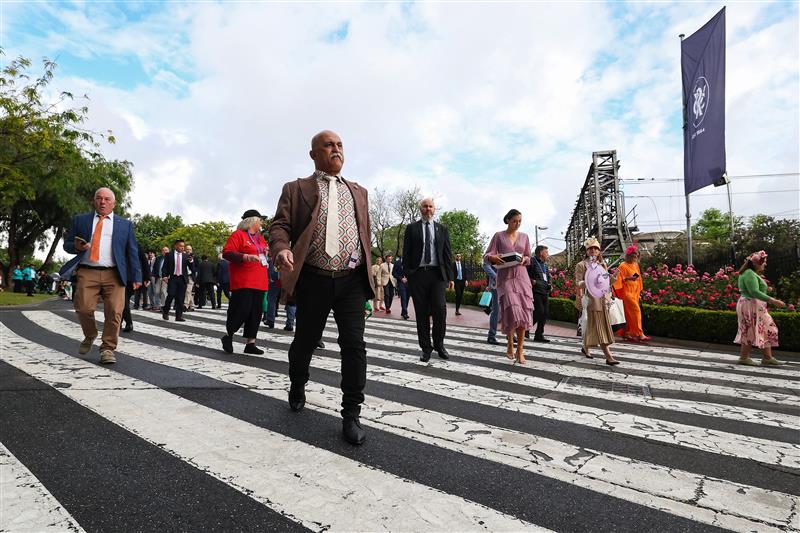 MELBOURNE, AUSTRALIA - NOVEMBER 04: Racegoers arrive during Melbourne Cup Day at Flemington Racecourse on November 04, 2025 in Melbourne, Australia. (Photo by Daniel Pockett/Getty Images)