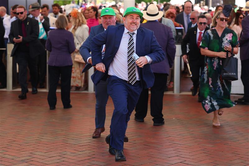 MELBOURNE, AUSTRALIA - NOVEMBER 06: Race goers arrive during Oaks Day at Flemington Racecourse on November 06, 2025 in Melbourne, Australia. (Photo by Daniel Pockett/Getty Images)
