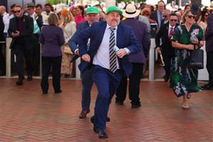 MELBOURNE, AUSTRALIA - NOVEMBER 06: Race goers arrive during Oaks Day at Flemington Racecourse on November 06, 2025 in Melbourne, Australia. (Photo by Daniel Pockett/Getty Images)
