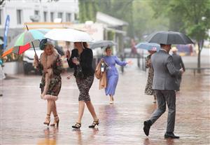MELBOURNE, AUSTRALIA - NOVEMBER 08: Spectators arrive ahead of Champions Day at Flemington Racecourse on November 08, 2025 in Melbourne, Australia. (Photo by Robert Cianflone/Getty Images)