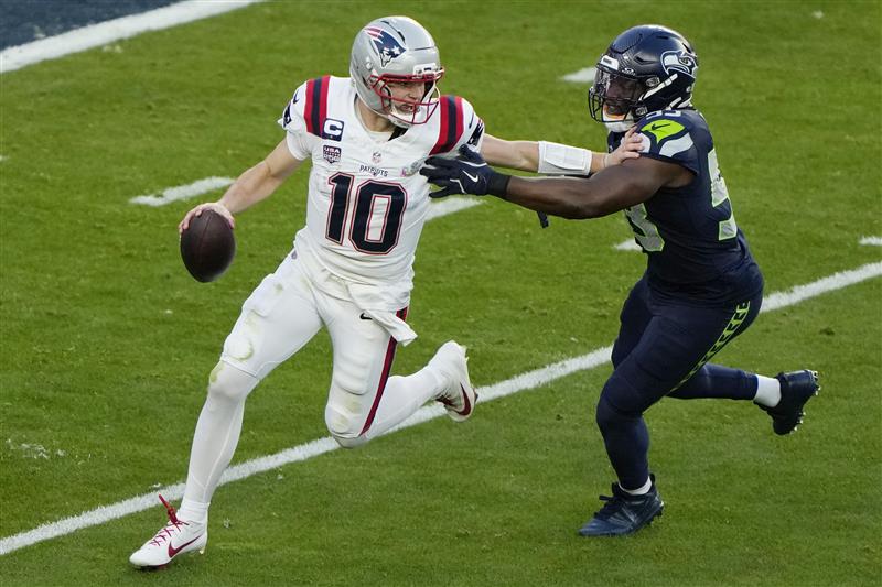 SANTA CLARA, CALIFORNIA - FEBRUARY 08: Drake Maye #10 of the New England Patriots is pressured by Boye Mafe #53 of the Seattle Seahawks during the second quarter in Super Bowl LX at Levi