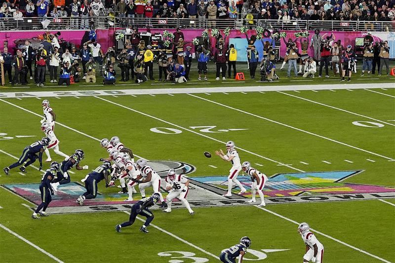 SANTA CLARA, CALIFORNIA - FEBRUARY 08: Drake Maye #10 of the New England Patriots takes the snap against the Seattle Seahawks during the third quarter in Super Bowl LX at Levi