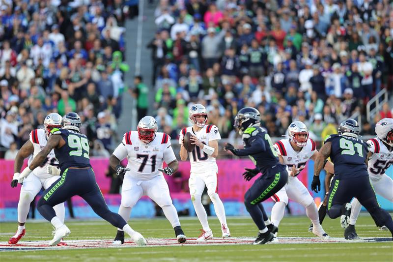 SANTA CLARA, CALIFORNIA - FEBRUARY 08: Drake Maye #10 of the New England Patriots looks to pass during the first quarter of Super Bowl LX against the Seattle Seahawks at Levi