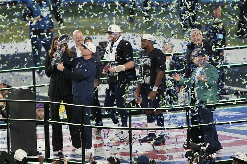 SANTA CLARA, CALIFORNIA - FEBRUARY 08: Head coach Mike MacDonald of the Seattle Seahawks hoists the Vince Lombardi Trophy after defeating the New England Patriots 29-13 to win  Super Bowl LX at Levi