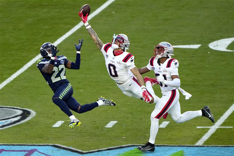 SANTA CLARA, CALIFORNIA - FEBRUARY 08: Christian Gonzalez #0 of the New England Patriots breaks up a pass intended for for Rashid Shaheed #22 of the Seattle Seahawks during the second quarter in Super Bowl LX at Levi
