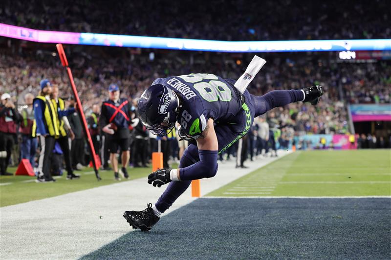SANTA CLARA, CALIFORNIA - FEBRUARY 08: AJ Barner #88 of the Seattle Seahawks scores a touchdown against the New England Patriots during the fourth quarter of Super Bowl LX at Levi