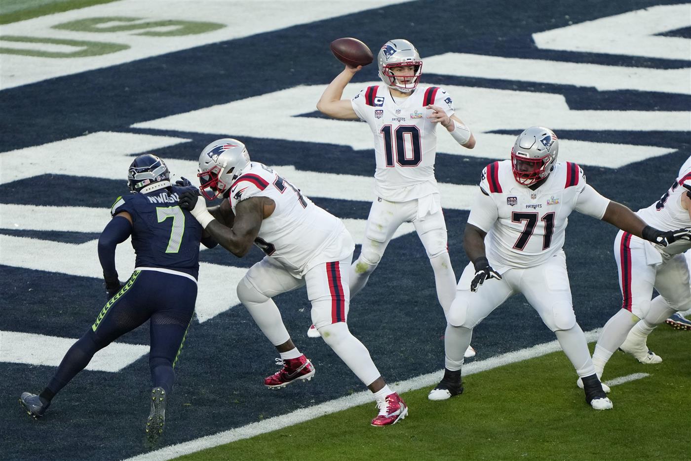 SANTA CLARA, CALIFORNIA - FEBRUARY 08: Drake Maye #10 of the New England Patriots passes against the Seattle Seahawks during the second quarter in Super Bowl LX at Levi