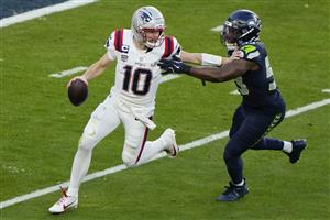 SANTA CLARA, CALIFORNIA - FEBRUARY 08: Drake Maye #10 of the New England Patriots is pressured by Boye Mafe #53 of the Seattle Seahawks during the second quarter in Super Bowl LX at Levi