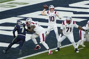 SANTA CLARA, CALIFORNIA - FEBRUARY 08: Drake Maye #10 of the New England Patriots passes against the Seattle Seahawks during the second quarter in Super Bowl LX at Levi