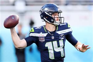 SANTA CLARA, CALIFORNIA - FEBRUARY 08: Sam Darnold #14 of the Seattle Seahawks passes against the New England Patriots during the first quarter  Super Bowl LX at Levi