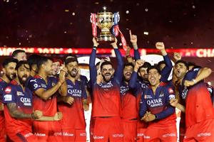 Virat Kohli of Royal Challengers Bangalore lifts the IPL trophy (Getty Images)