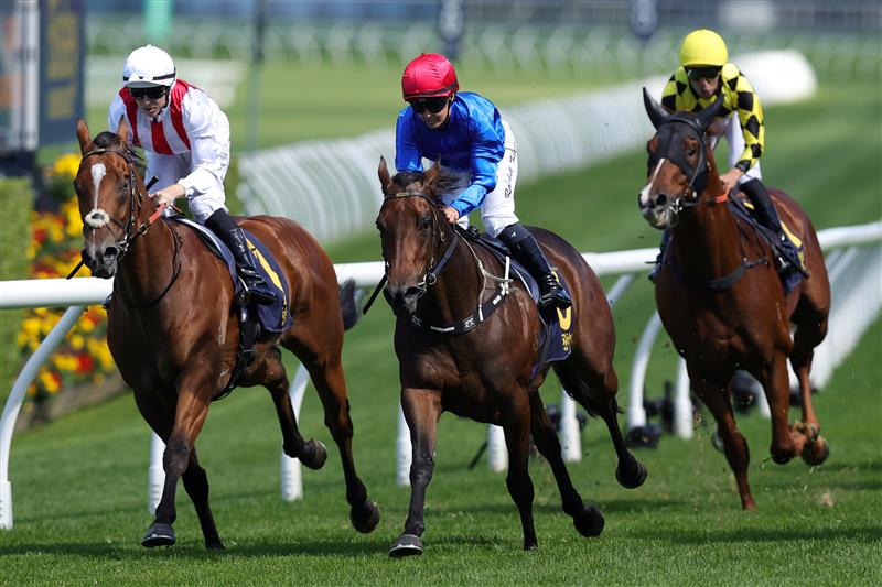 SYDNEY, AUSTRALIA - APRIL 11: Damian Lane (white cap) riding Beskar win Race 2 The Bisley Workwear South Pacific Classic during Sydney Racing at Royal Randwick Racecourse on April 11, 2026 in Sydney, Australia. (Photo by Jason McCawley/Getty Images)