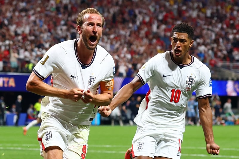 Harry Kane (L) of England (Getty Images)