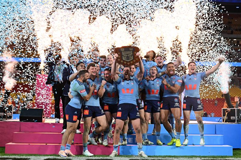 The Blues pose with the Origin shield (Getty)