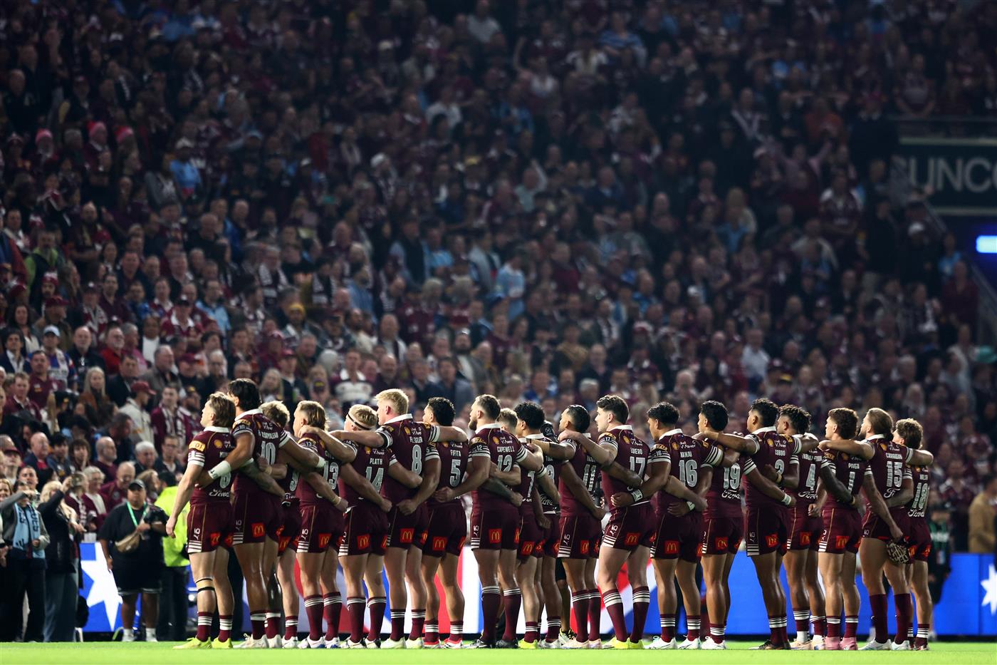 Queensland line up before kick-off (Getty)