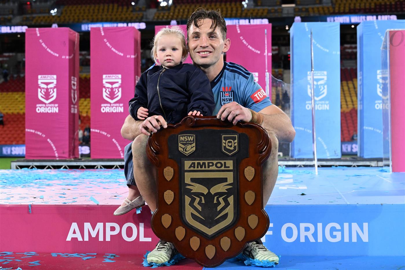 Murray celebrates with the Origin shield (Getty)