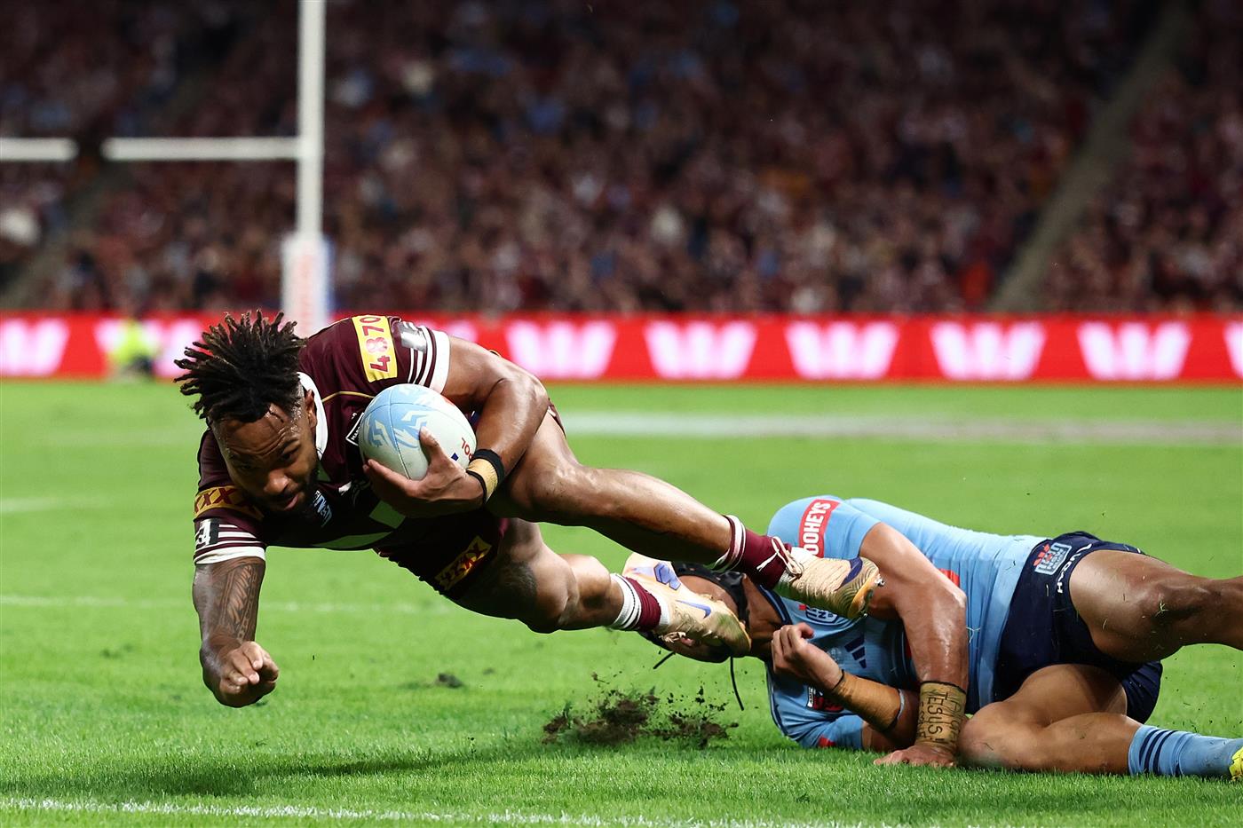 Tabuai-Fidow dives over for Queensland (Getty)