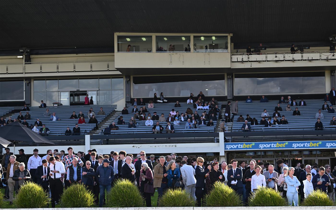 MELBOURNE, AUSTRALIA - SEPTEMBER 05: General view of crowds during Melbourne Racing at Sandown Racecourse on September 05, 2026 in Melbourne, Australia. (Photo by Vince Caligiuri/Getty Images)