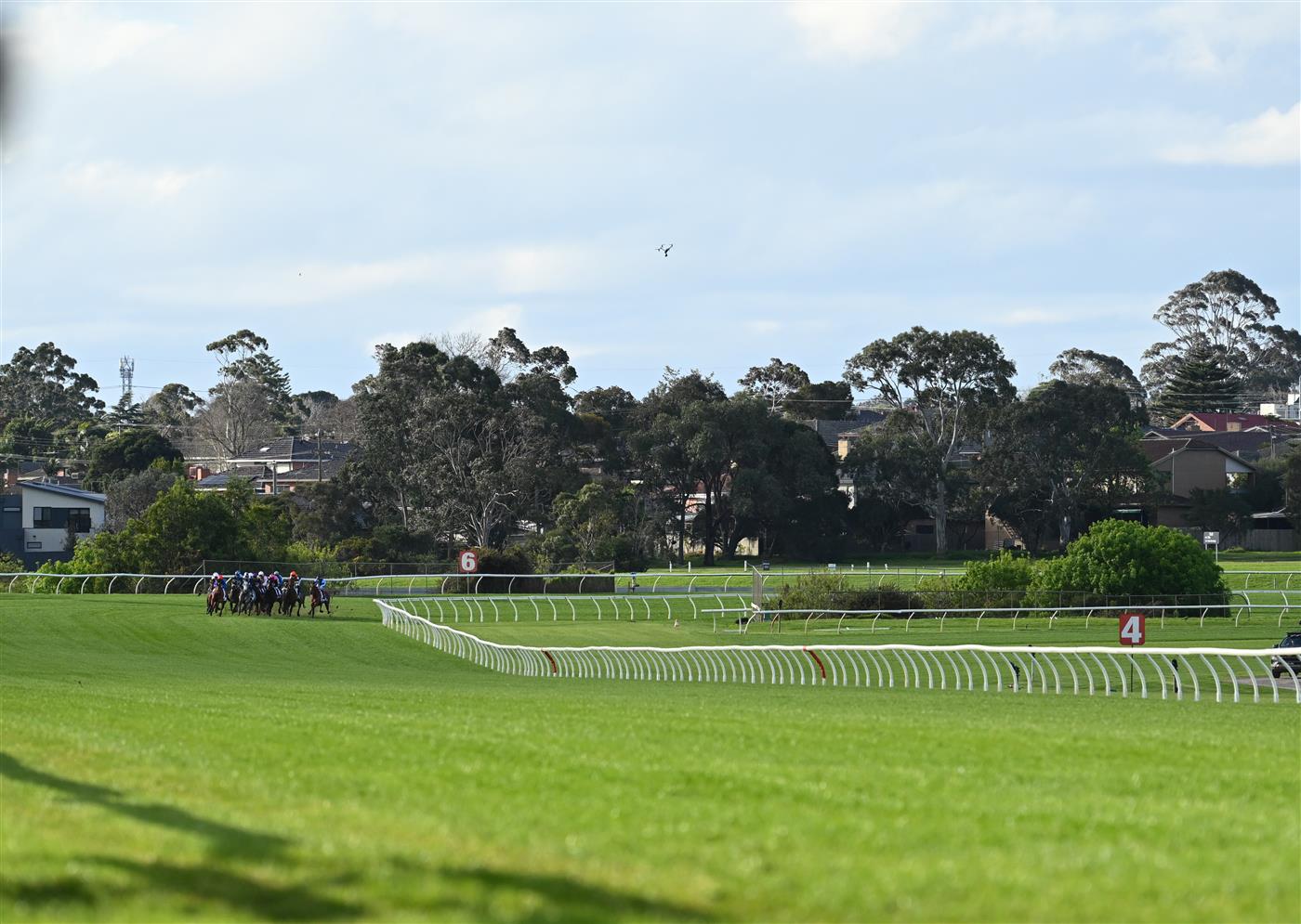 MELBOURNE, AUSTRALIA - SEPTEMBER 05: The field turn into the home straight in race 8, the Charter Keck Cramer Moir Stakes during Melbourne Racing at Sandown Racecourse on September 05, 2026 in Melbourne, Australia. (Photo by Vince Caligiuri/Getty Images)