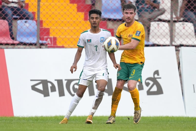 Shekh Morsalin of Bangladesh (L) (Getty Images)
