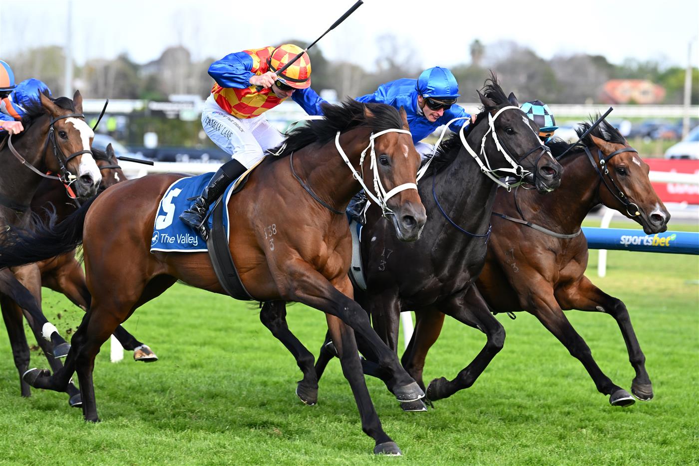 MELBOURNE, AUSTRALIA - SEPTEMBER 27: James McDonald riding Diameter defeats Damian Lane riding Somethings Burnin' in the Group 2 Stutt Stakes at Caulfield on September 27. (Getty)