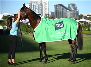 MELBOURNE, AUSTRALIA - OCTOBER 04: Strapper Mia Smith kisses Sir Delius after winning Race 8, the Tab Turnbull Stakes during Melbourne Racing at Flemington Racecourse on October 04, 2025 in Melbourne, Australia. (Photo by Vince Caligiuri/Getty Images)