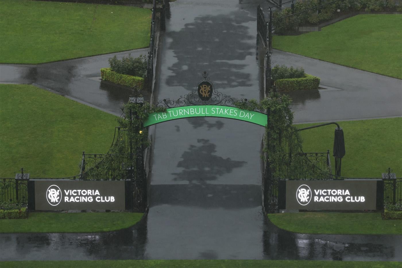 MELBOURNE, AUSTRALIA - OCTOBER 03: A general view as rain falls during Turnbull Stakes Day at Flemington Racecourse on October 03, 2026 in Melbourne, Australia. (Photo by Robert Cianflone/Getty Images)