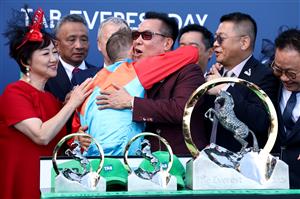 Ka Ying Rising owner Leung Shek-kong (C) hugs jockey Zac Purton after Ka Ying Rising won The Everest 2025 horse race at the Royal Randwick racecourse in Sydney on October 18, 2025.  (Photo by DAVID GRAY / AFP) / -- IMAGE RESTRICTED TO EDITORIAL USE - STRICTLY NO COMMERCIAL USE -- (Photo by DAVID GRAY/AFP via Getty Images)          