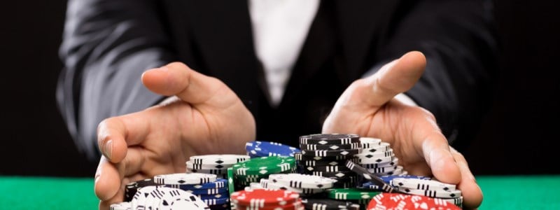 live dealer paying out casino bonus chips 